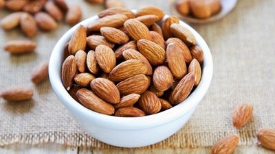 Adabıyla yendiğinde zayıflatan yemiş badem...