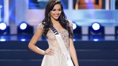 Türkiye güzeli Berrin bu kez elbisesiyle büyüledi