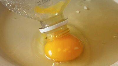Yumurta sarısını böyle ayırın!