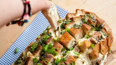 Bayat ekmeklerle nefis bir ara öğün...