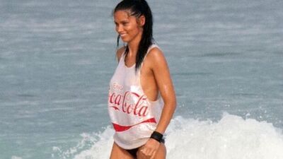 Adriana reklam için okyanusta