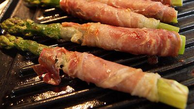 Proşüttoyla sarılmış ızgara kuşkonmaz