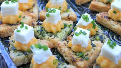 Balkabağı ve beyaz peynirli çıtır ekmekler