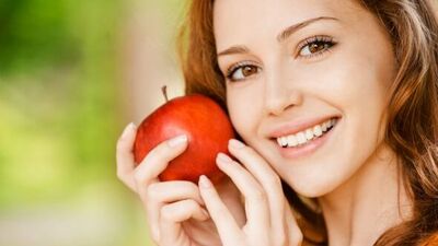 Teninize elmayla nem kazandırın