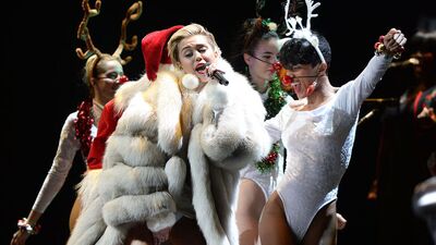 Miley sahne şovunu abarttı!