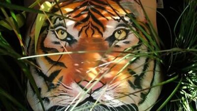 Hamile göbeğinde sanat