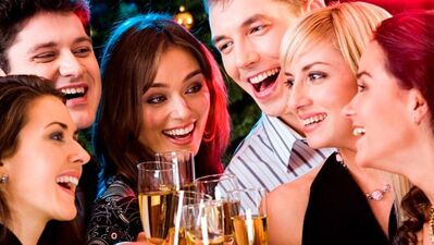 Evde yılbaşı partisi için son hazırlıklar...