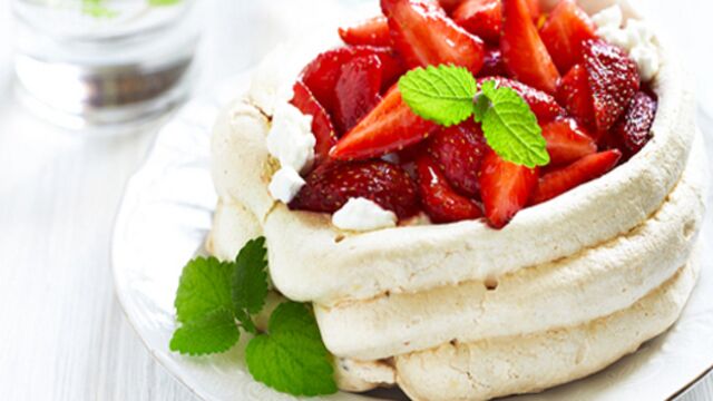 Okurun mutfağından: Çilekli Pavlova