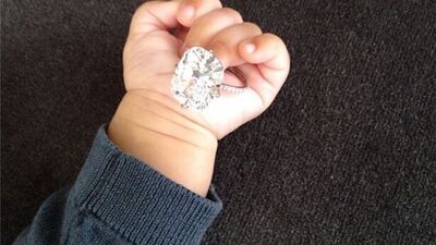 Yüzüğünü kızının elinde oyuncak yaptı