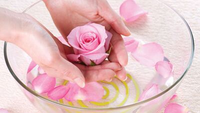 Elleriniz gül suyuyla nemlensin