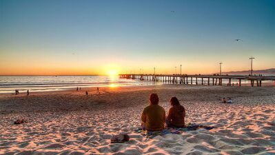 Kapıyı açıp gülümseyerek kenara çekildim