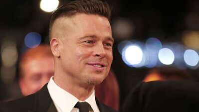 Brad Pitt saçını kazıttı
