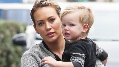 Hilary Duff artık yalnız bir anne