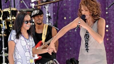 Whitney Houston'ın kızı, üvey kardeşiyle evlendi!