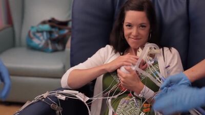 Annenin erken doğan bebeğine ilk sarılışı...