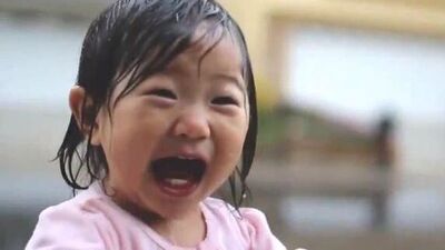 İlk defa yağmura çıkan bebeğin sevinci...