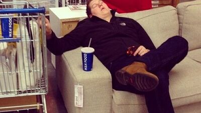 Eşleri alışveriş yapan erkekler...