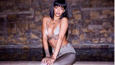 Rihanna'dan yeni yaşa özel pozlar