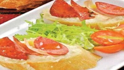 Peynirli, sucuklu kızarmış ekmekler...