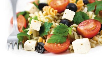 Közlenmiş biberli makarna salatası