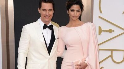 Matthew McConaughey ödülünü eşiyle kutladı