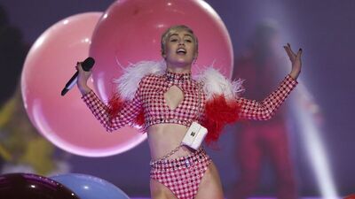 Miley Cyrus hayranlarına tükürdü