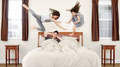 Yaratıcı babanın iki kızı ile fotoğrafları