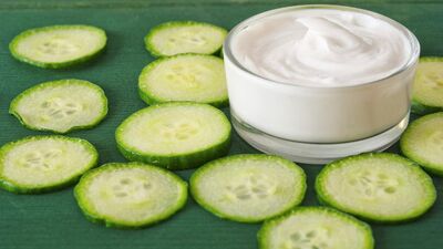 Göz çevrenizi salatalıkla canlandırın