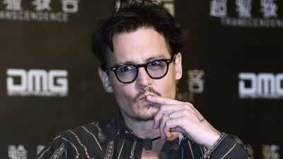 Nişan yüzüklerini gösteren gösterene