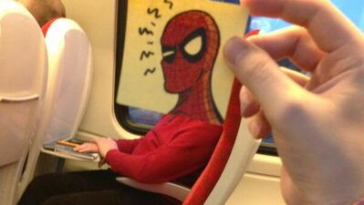 Trende canı sıkılan adam...