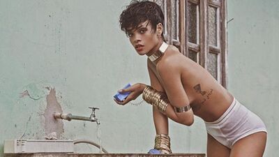 Rihanna'dan özel pozlar