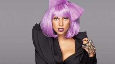 Lady Gaga sahnede giyindi