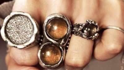 Tasarım harikası taşlı ve gümüş yüzükler