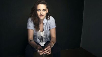 Kristen galada spor ayakkabı giydi