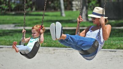 Jessica Alba çocuklar gibi şen