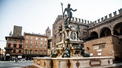 Meydanlar şehri Bologna