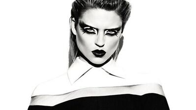 Seksi eyeliner dokunuşları...