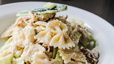 Tavuklu makarna salatası