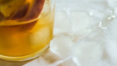 Zencefilli elma suyu