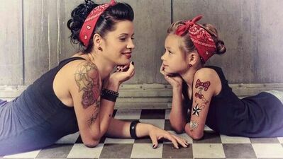 İkiz gibi anne kızlar