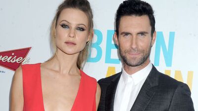 Adam Levine'den balayı selfie'si