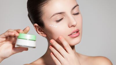 Göz çevrenizi canlandırmanın doğal yolu