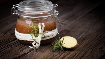 Kuruyan ve çatlayan dudaklara doğal formül