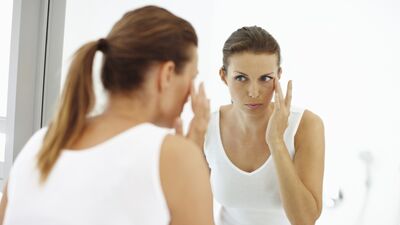 Yazın göz çevresi bakımı şart!