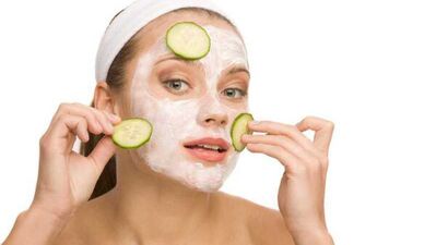 Yüzünüzü salatalıkla sıkılaştırın