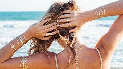 Yazın trendi altın ve metalik dövmeler