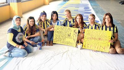 Mücadelenin kadıncası, sarı lacivert sevdası