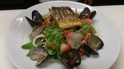 Izgara levrekli deniz ürünleri salatası