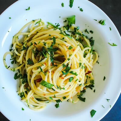 Sarımsak, zeytinyağı, kırmızı biber soslu spagetti