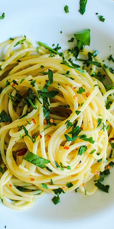 Sarımsak, zeytinyağı, kırmızı biber soslu spagetti